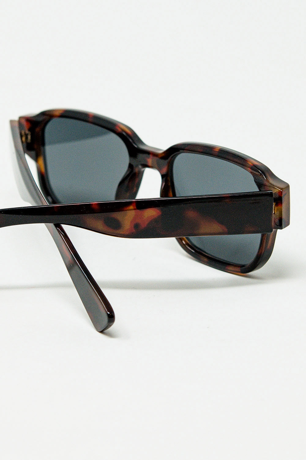 Gafas de sol cuadradas gruesas marrones en gris cristal Q2