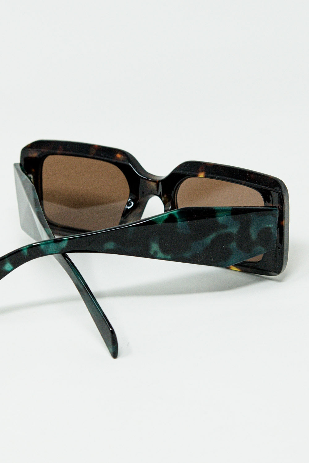 gafas de sol cuadradas marrones con estampado animal verde en el lateral Q2