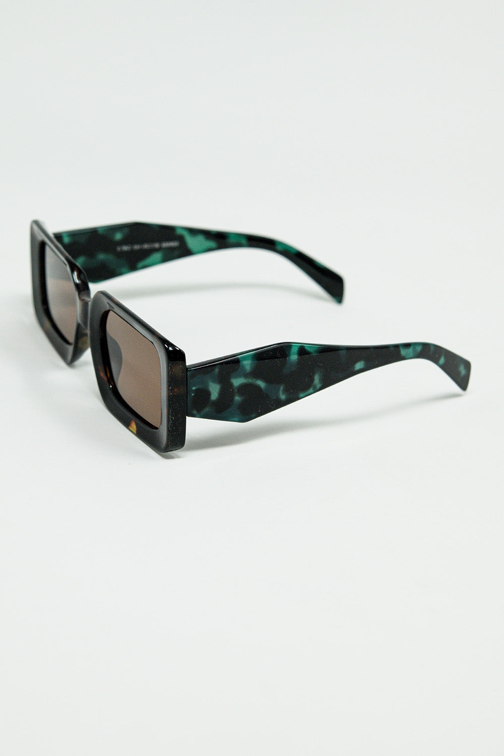 gafas de sol cuadradas marrones con estampado animal verde en el lateral Q2
