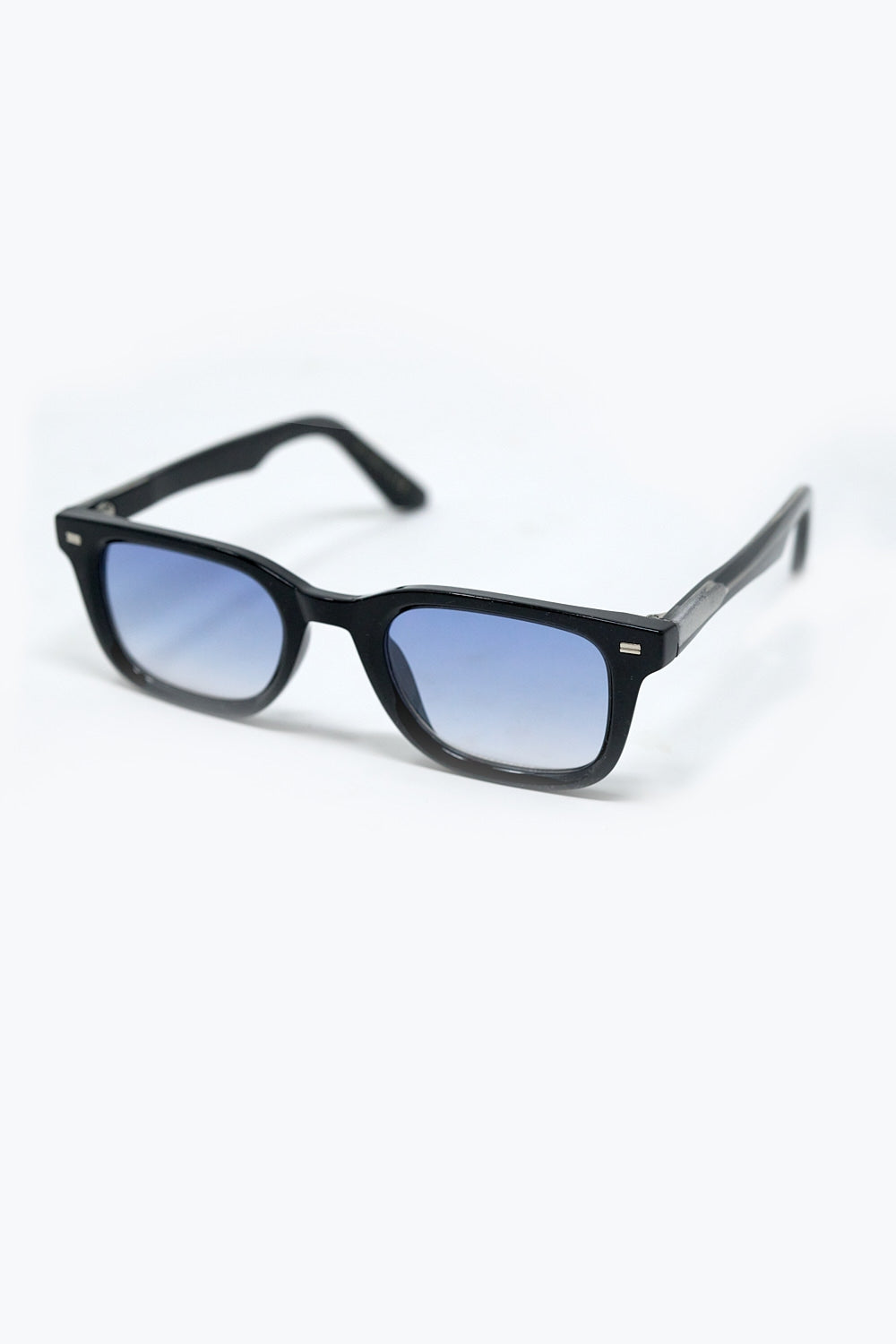 Gafas de sol cuadradas negras con cristales degradados azules y detalle metálico lateral Q2