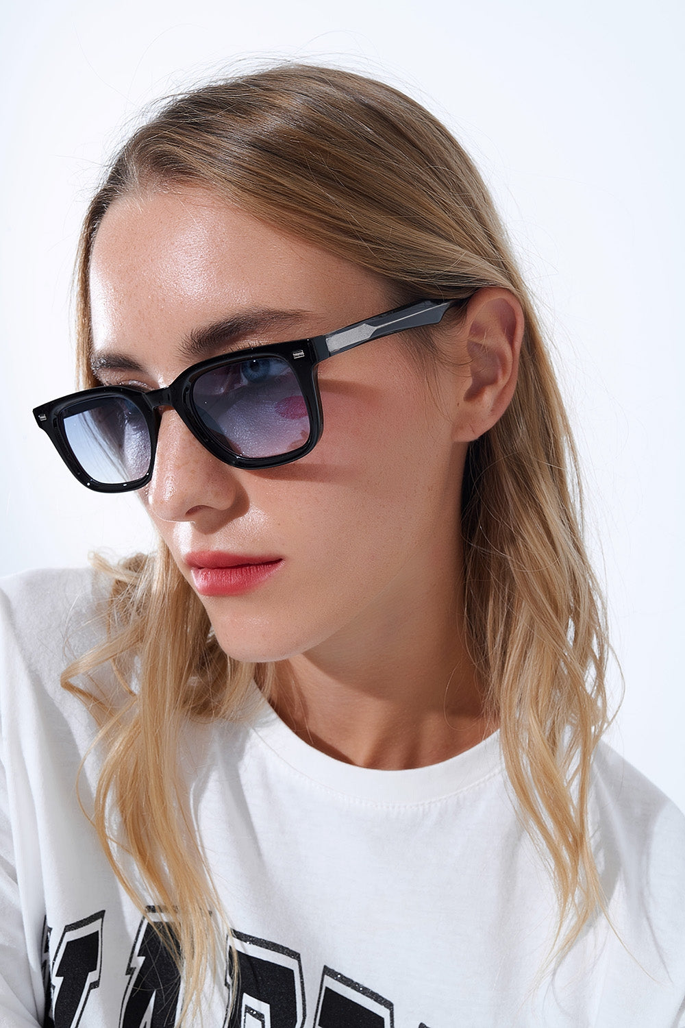 Gafas de sol cuadradas negras con cristales degradados azules y detalle metálico lateral Q2
