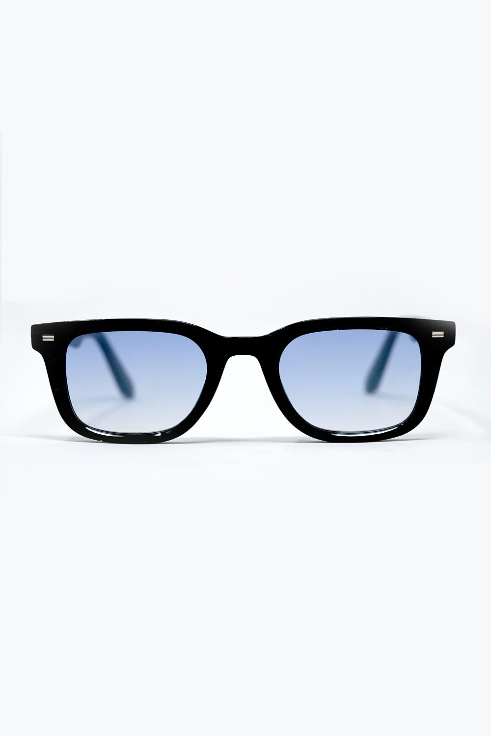 Q2 Gafas de sol cuadradas negras con cristales degradados azules y detalle metálico lateral