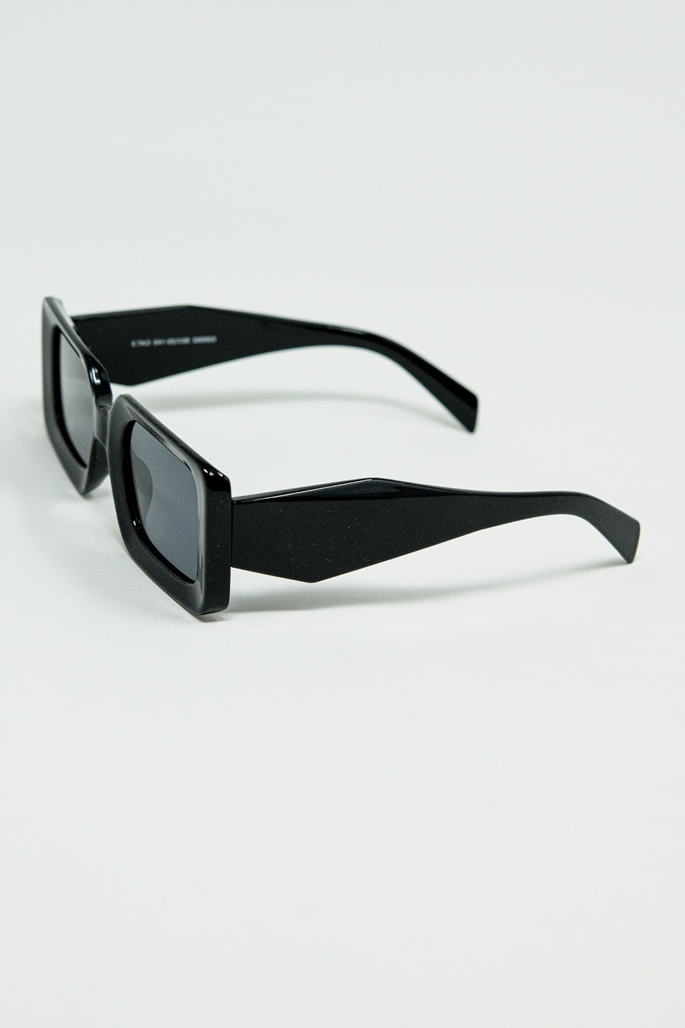 Gafas de sol cuadradas negras con detalle en el lateral Q2