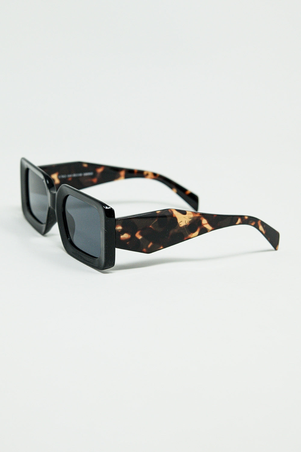 Gafas de sol cuadradas negras con estampado animal marrón en el lateral Q2
