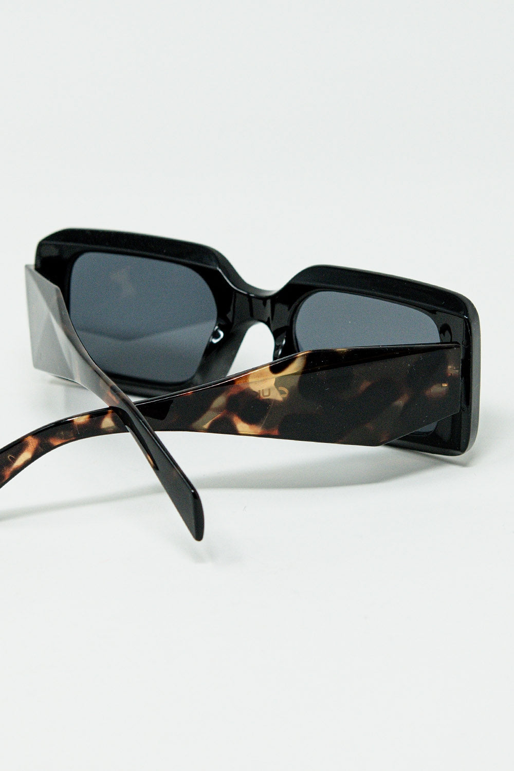 Gafas de sol cuadradas negras con estampado animal marrón en el lateral Q2
