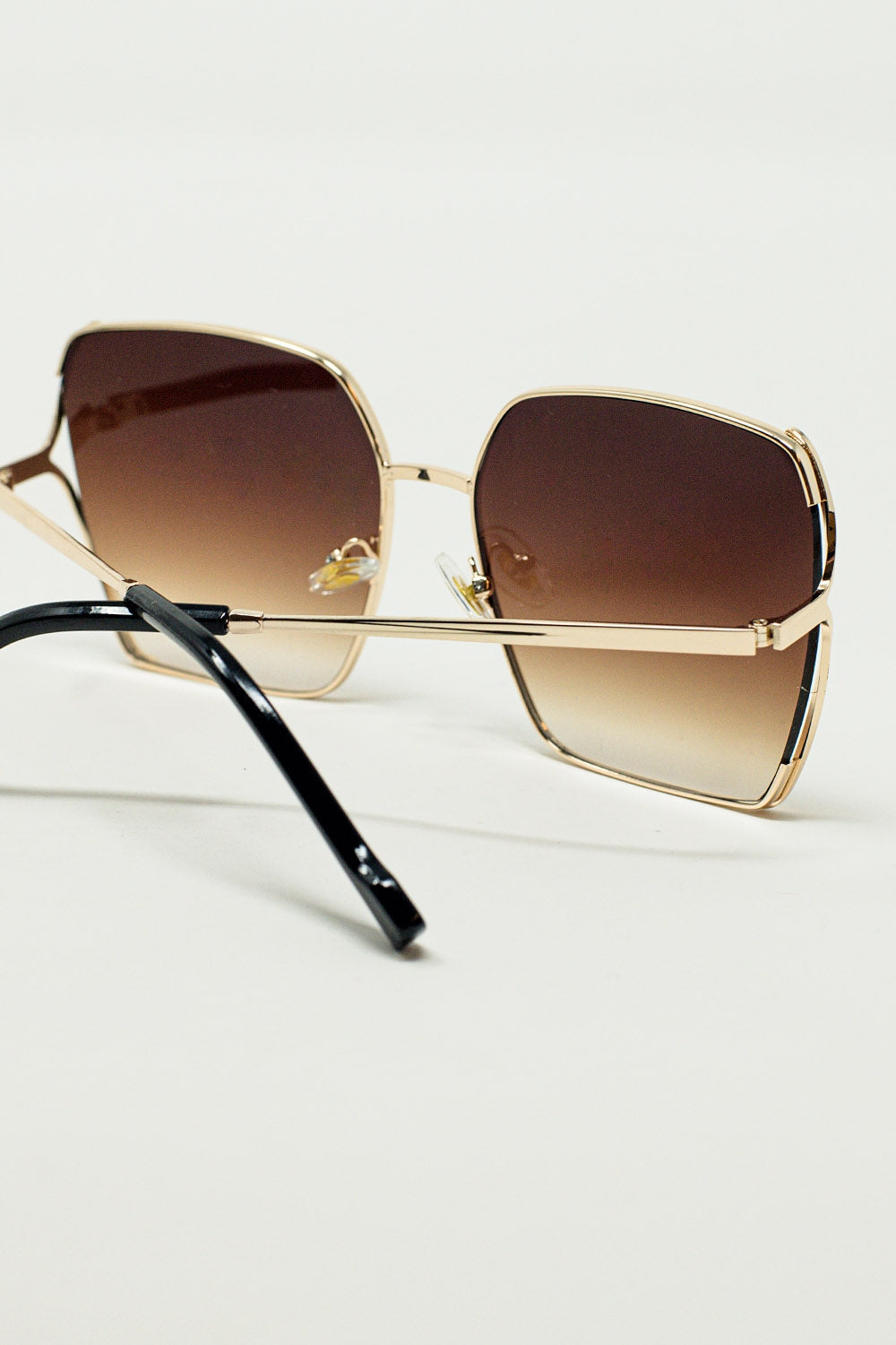 Gafas de sol cuadradas oversize de metal con lentes degradadas marrones Q2