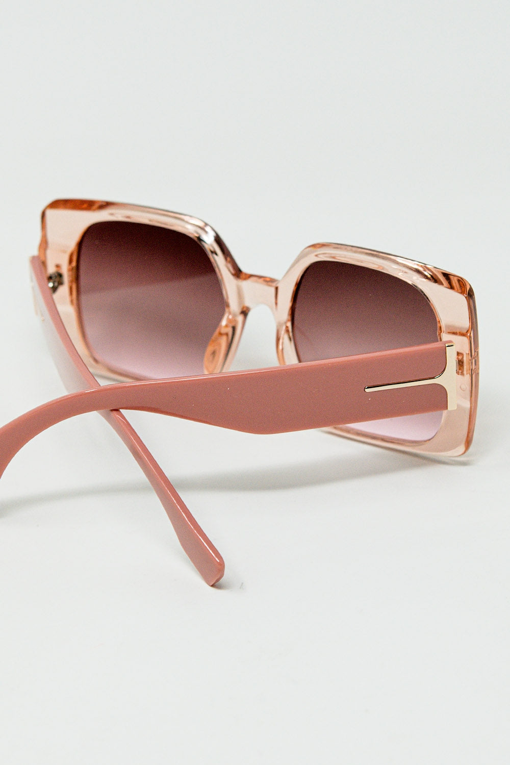 Gafas de sol cuadradas rosas con detalle dorado en el lateral Q2