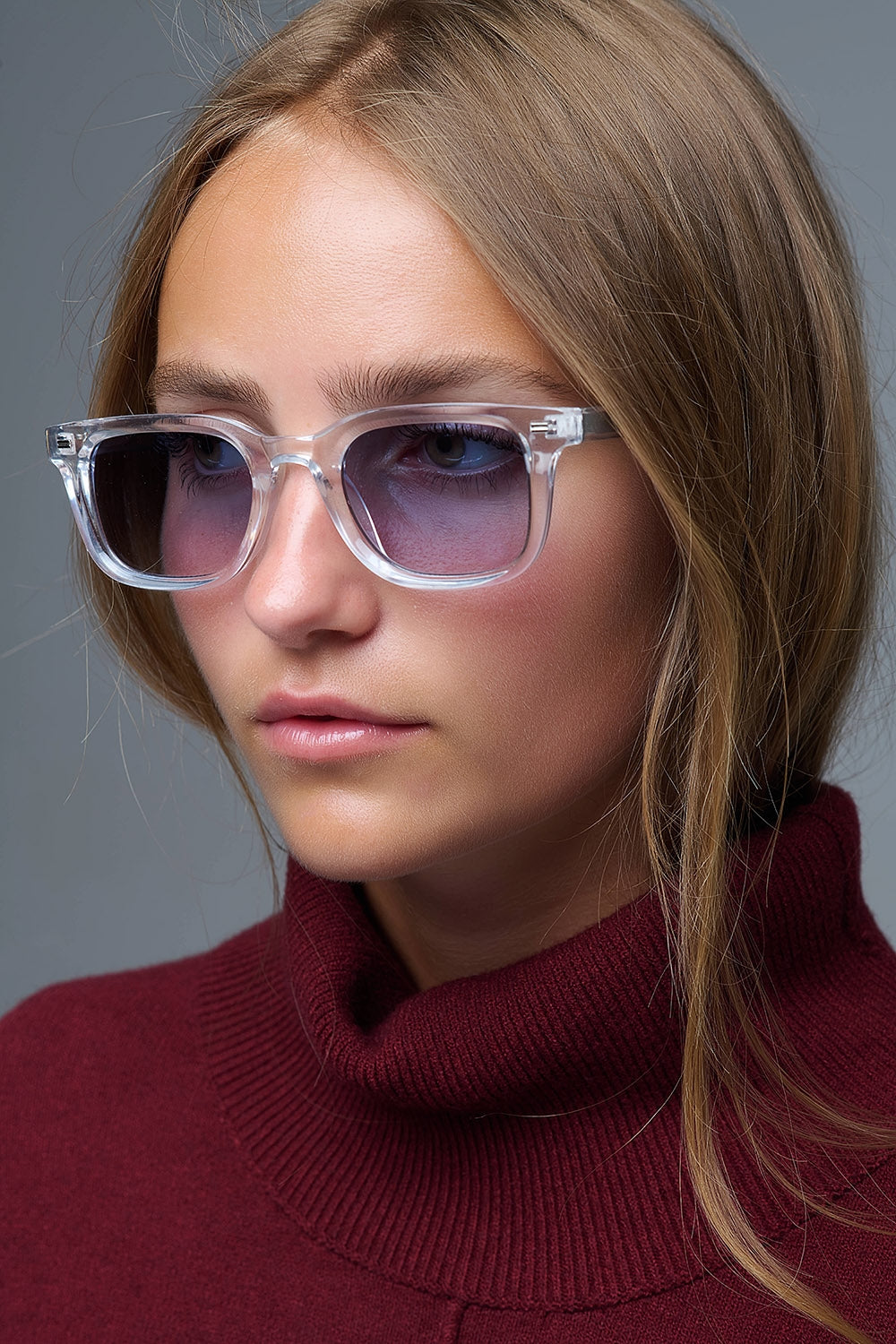 Gafas de sol cuadradas transparentes con lentes degradadas azules y detalle metálico lateral Q2