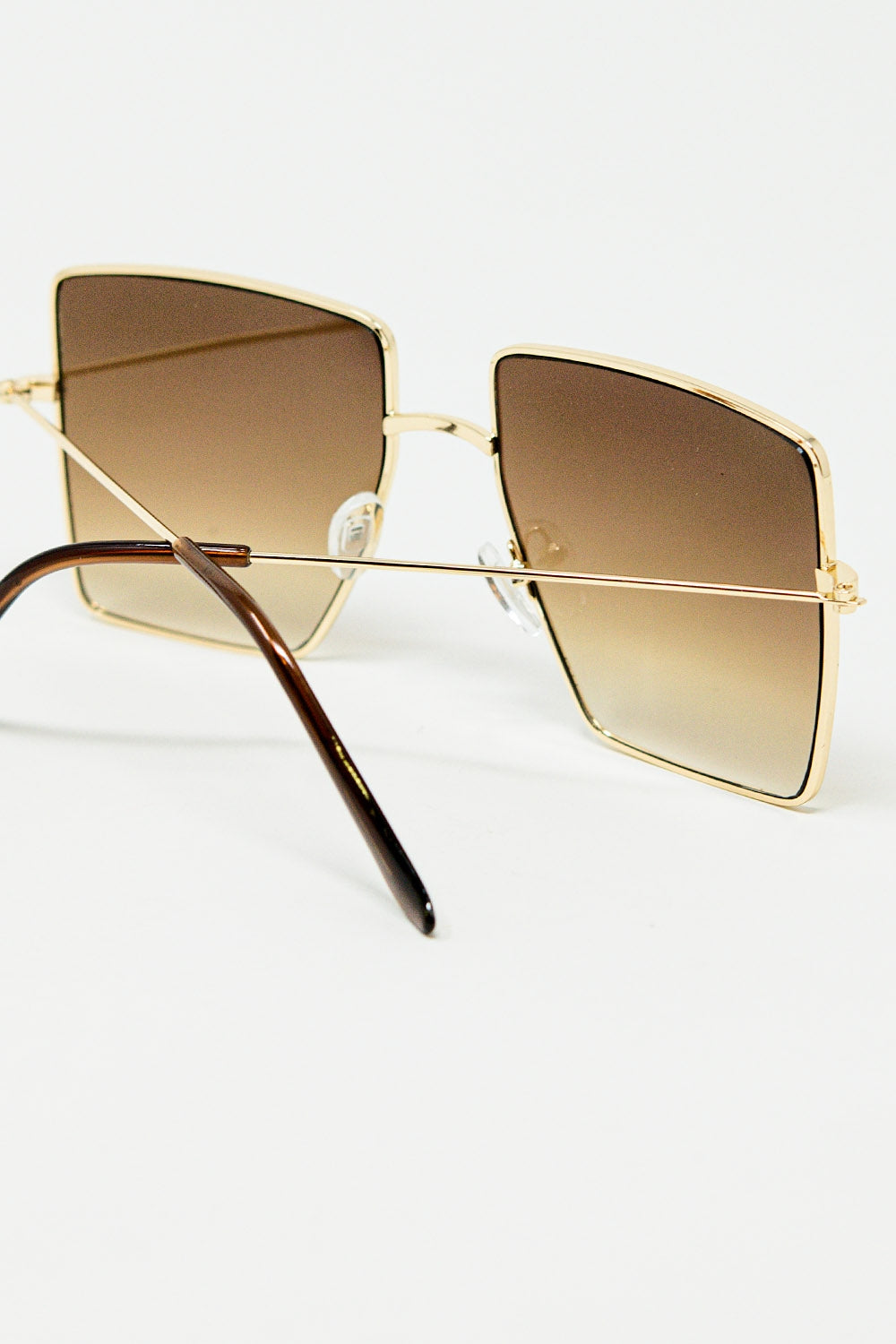 gafas de sol cuadradas y minimalistas Q2