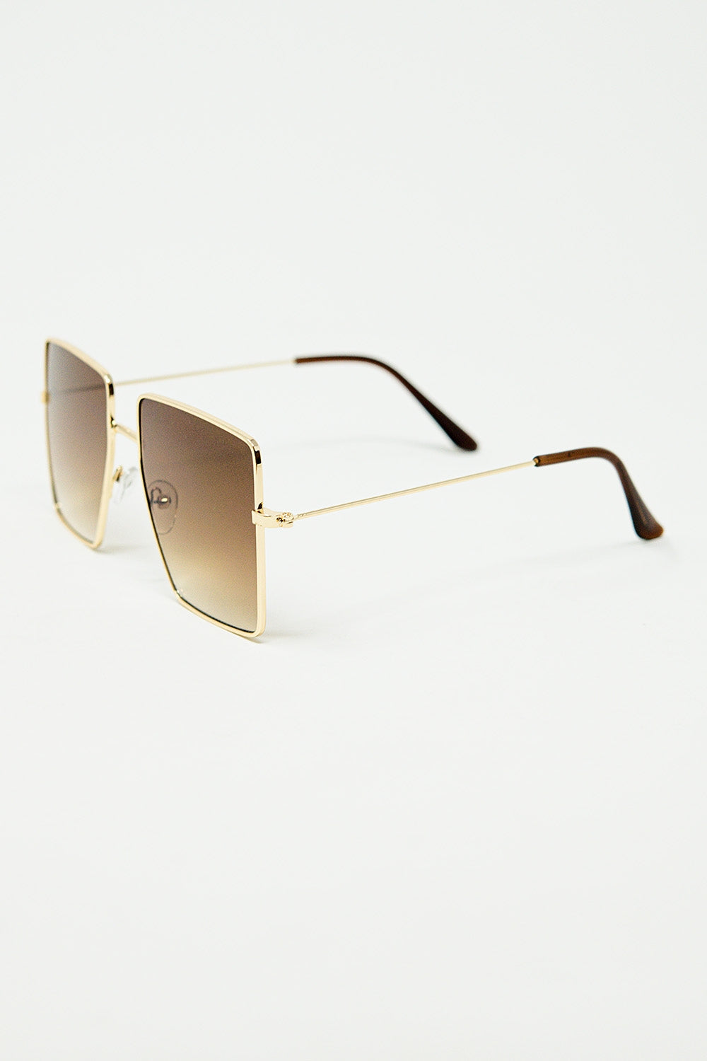 gafas de sol cuadradas y minimalistas Q2