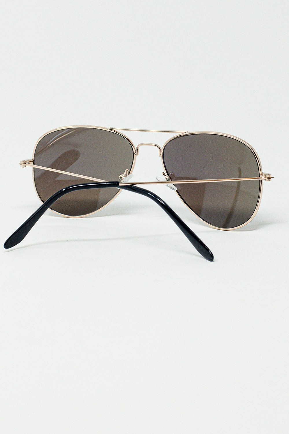 Gafas de sol de aviador retro con cristales ahumados azules y montura dorada Q2