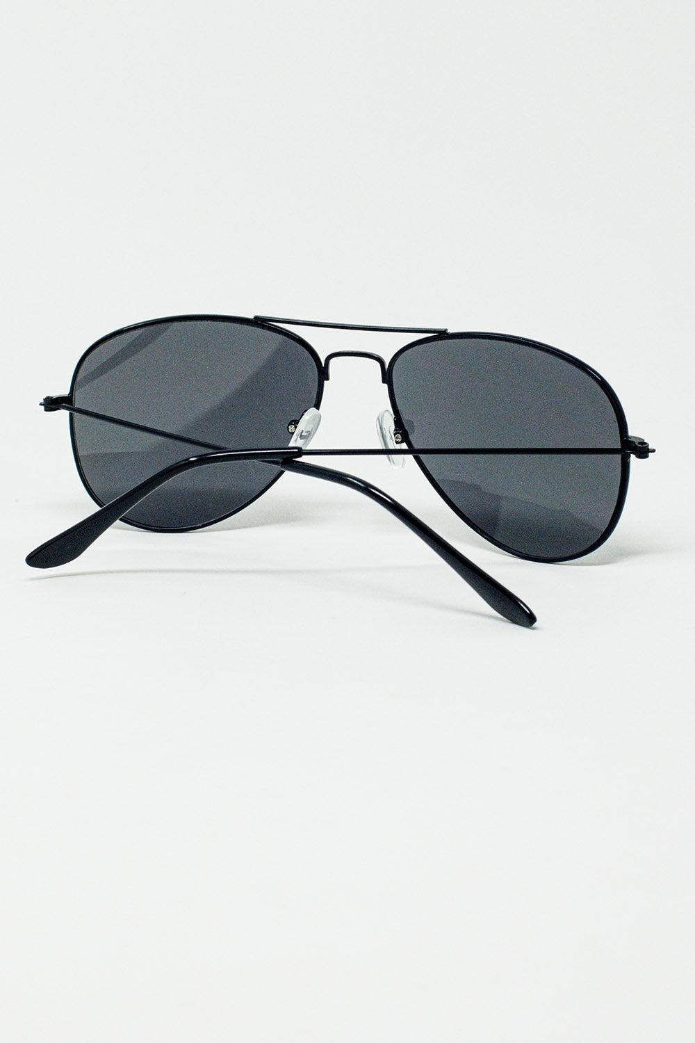 Gafas de sol de aviador retroCon cristales ahumados en negro Q2