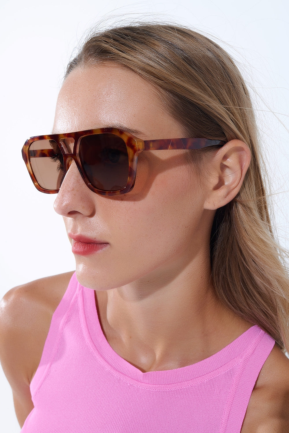 Gafas de sol de estilo retro con montura de carey camel y cristales negros Q2