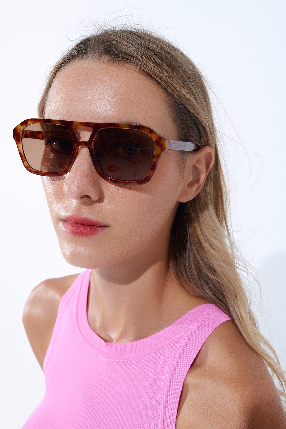 Q2 Gafas de sol de estilo retro con montura de carey camel y cristales negros