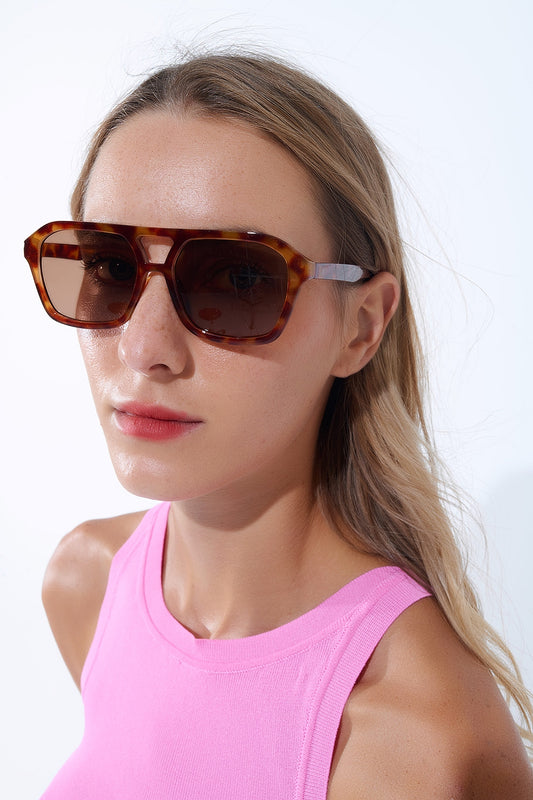 Q2 Gafas de sol de estilo retro con montura de carey camel y cristales negros