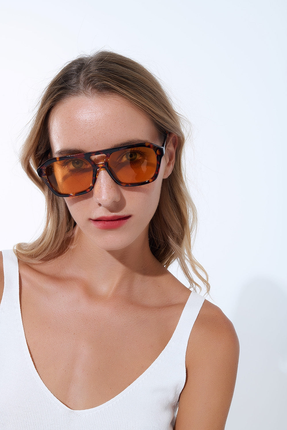 Gafas de sol de estilo retro con montura de carey marrón y cristales naranjas Q2