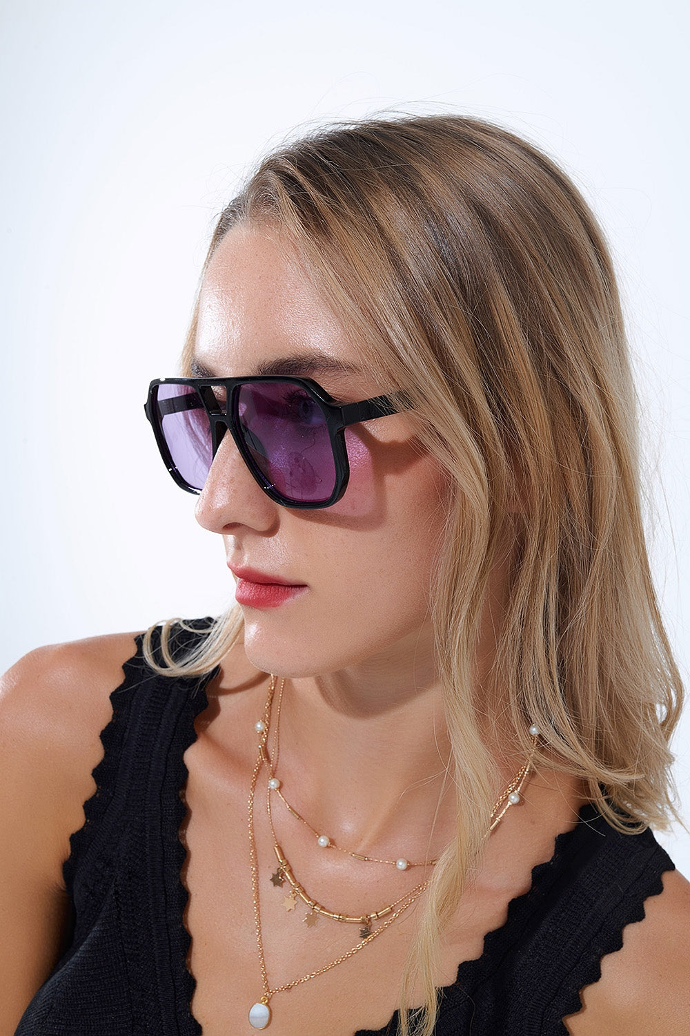 Gafas de sol de estilo retro con montura negra y cristales morados Q2
