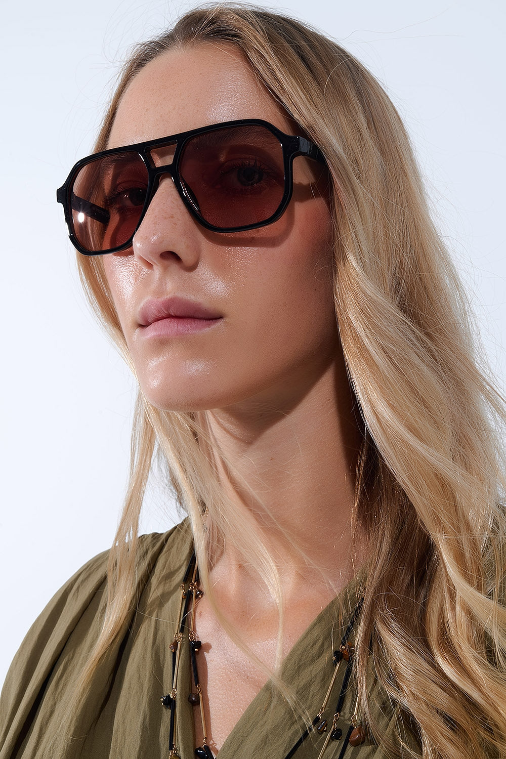 Gafas de sol de estilo retro con montura negra y cristales naranjas Q2