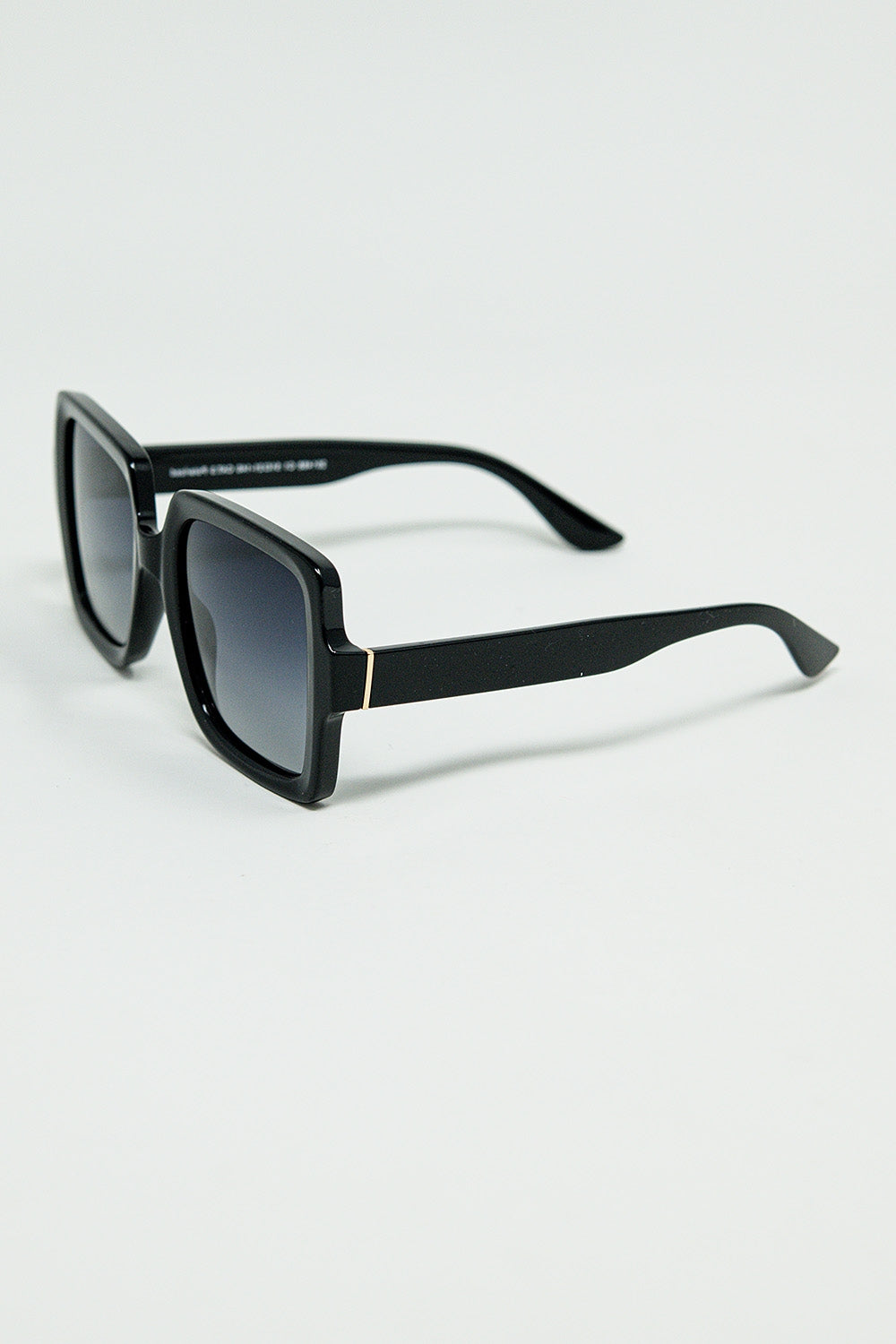 Gafas de sol de montura cuadrada ancha con detalle dorado en las patillas. Q2