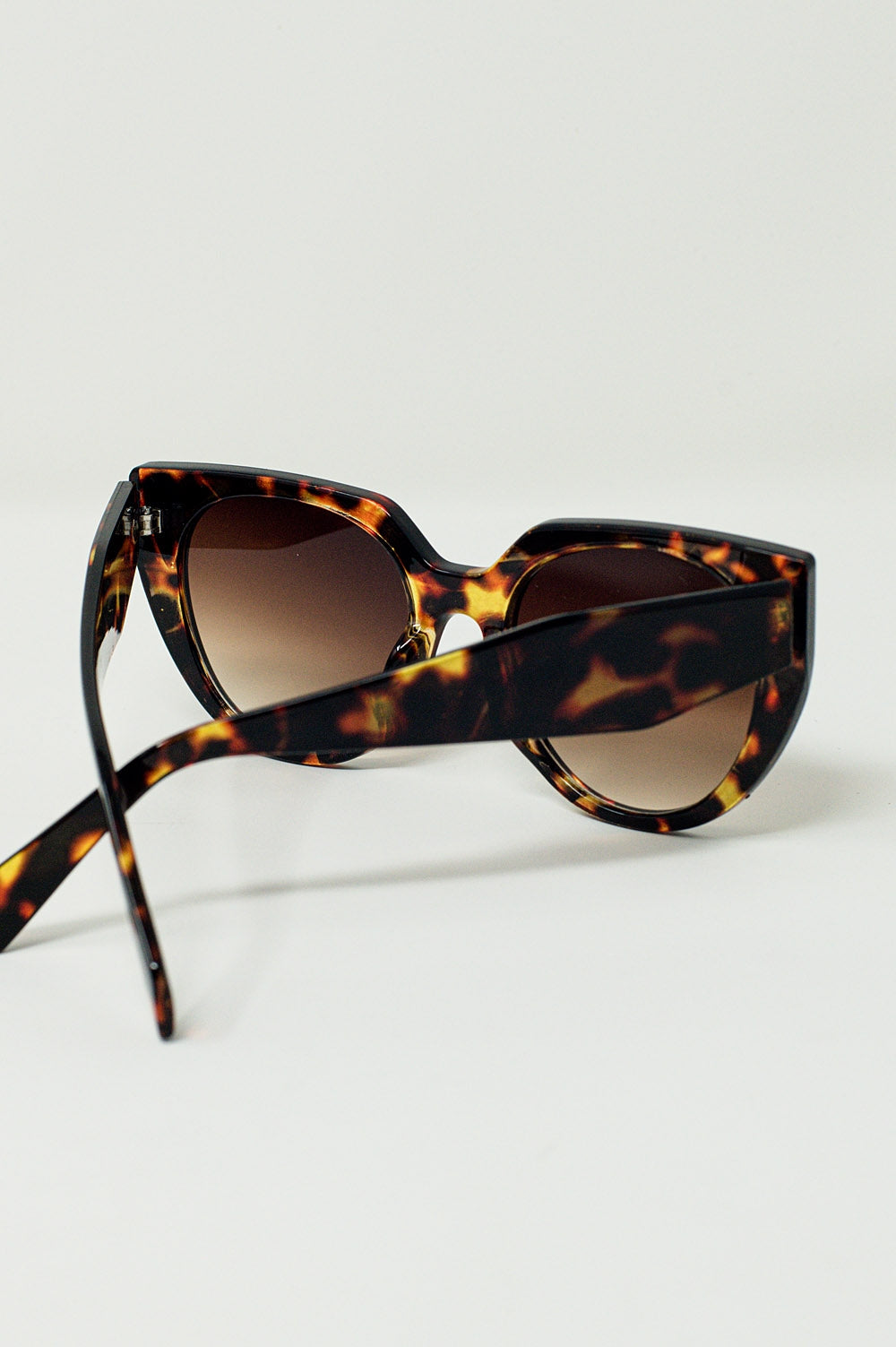 Gafas de sol de ojos de gato extragrandes con bordes anchos en carey Q2