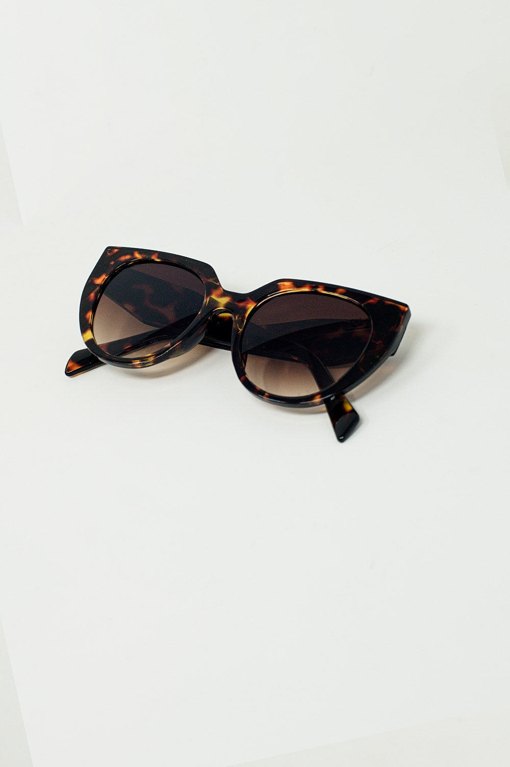 Gafas de sol de ojos de gato extragrandes con bordes anchos en carey Q2