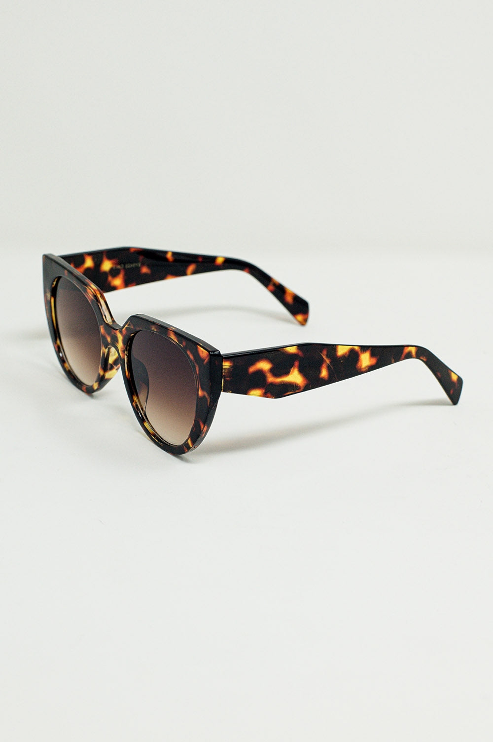 Gafas de sol de ojos de gato extragrandes con bordes anchos en carey Q2