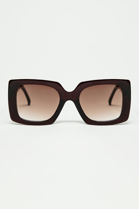 Q2 gafas de sol de silueta vintage con un sutil ojo de gato angulado en burdeos