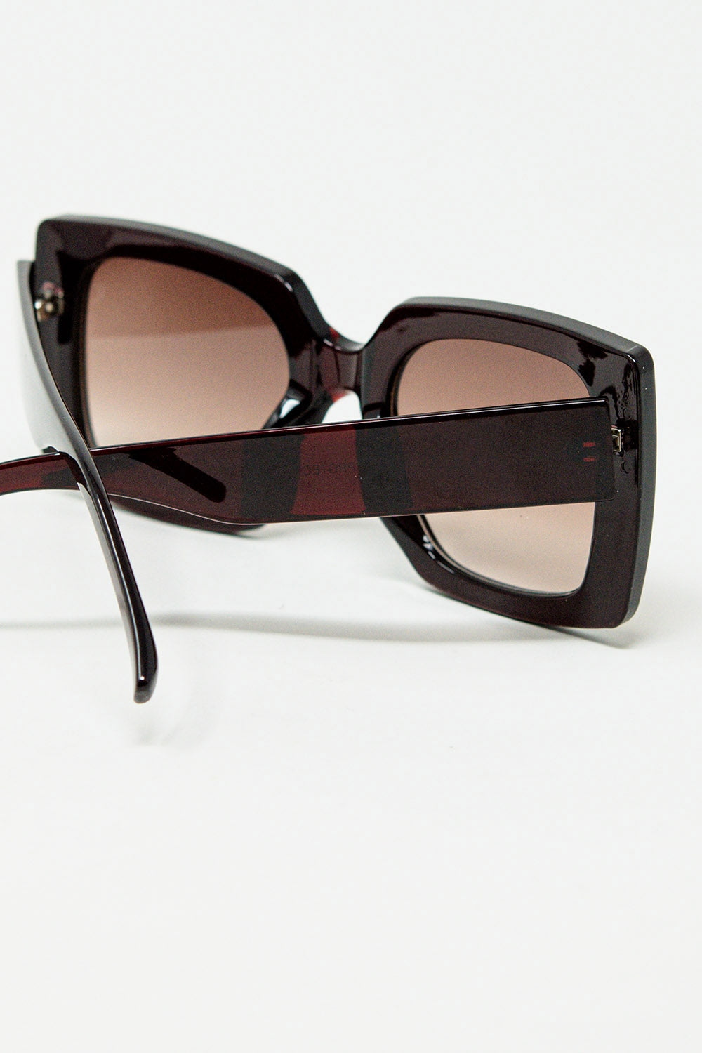 gafas de sol de silueta vintage con un sutil ojo de gato angulado en burdeos Q2