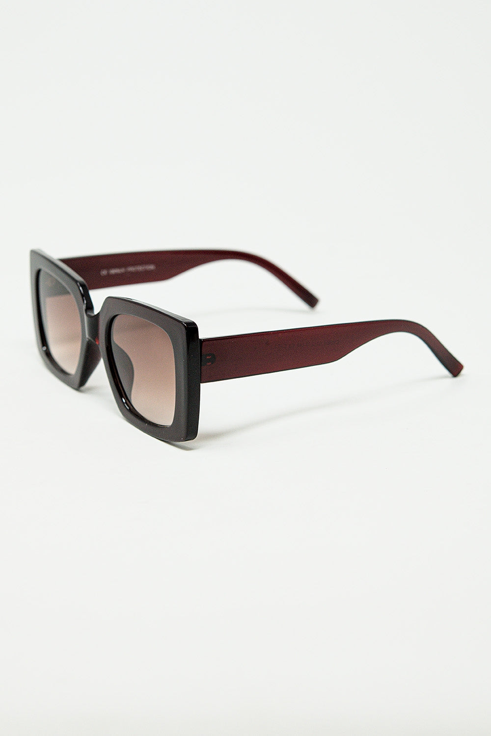 gafas de sol de silueta vintage con un sutil ojo de gato angulado en burdeos Q2