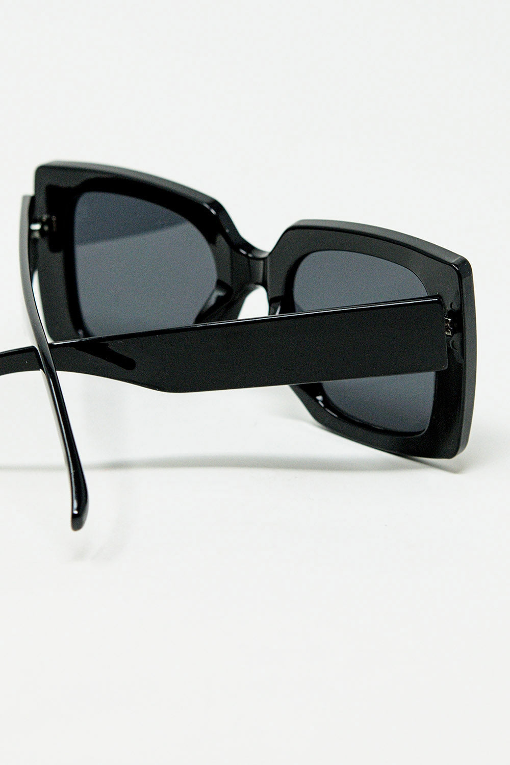 gafas de sol de silueta vintage con un sutil ojo de gato angulado en negro Q2