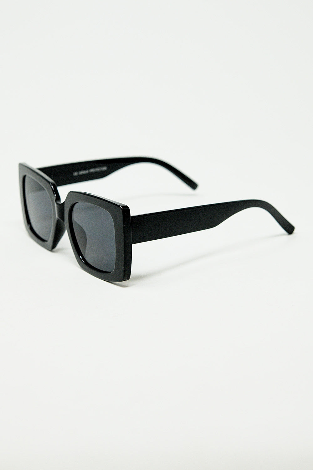 gafas de sol de silueta vintage con un sutil ojo de gato angulado en negro Q2