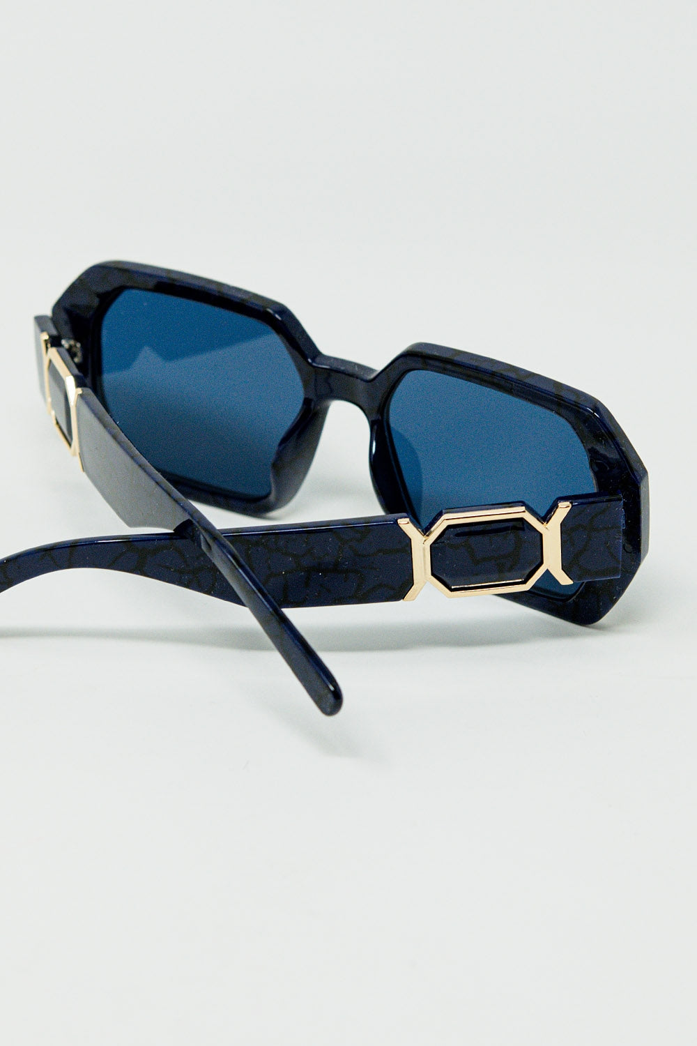 Gafas de sol en forma de diamante en color negro con lentes de color azul intenso Q2