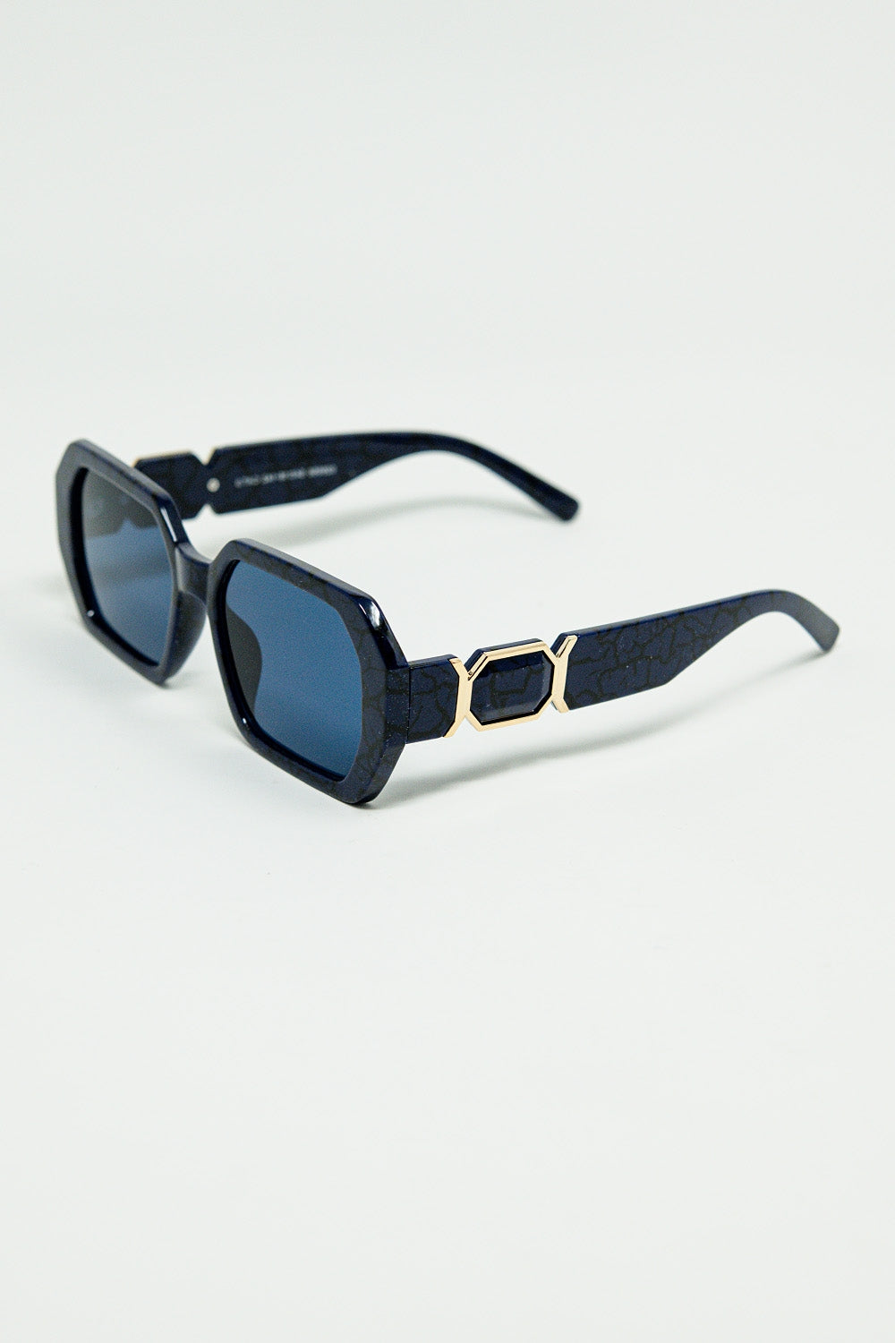 Gafas de sol en forma de diamante en color negro con lentes de color azul intenso Q2