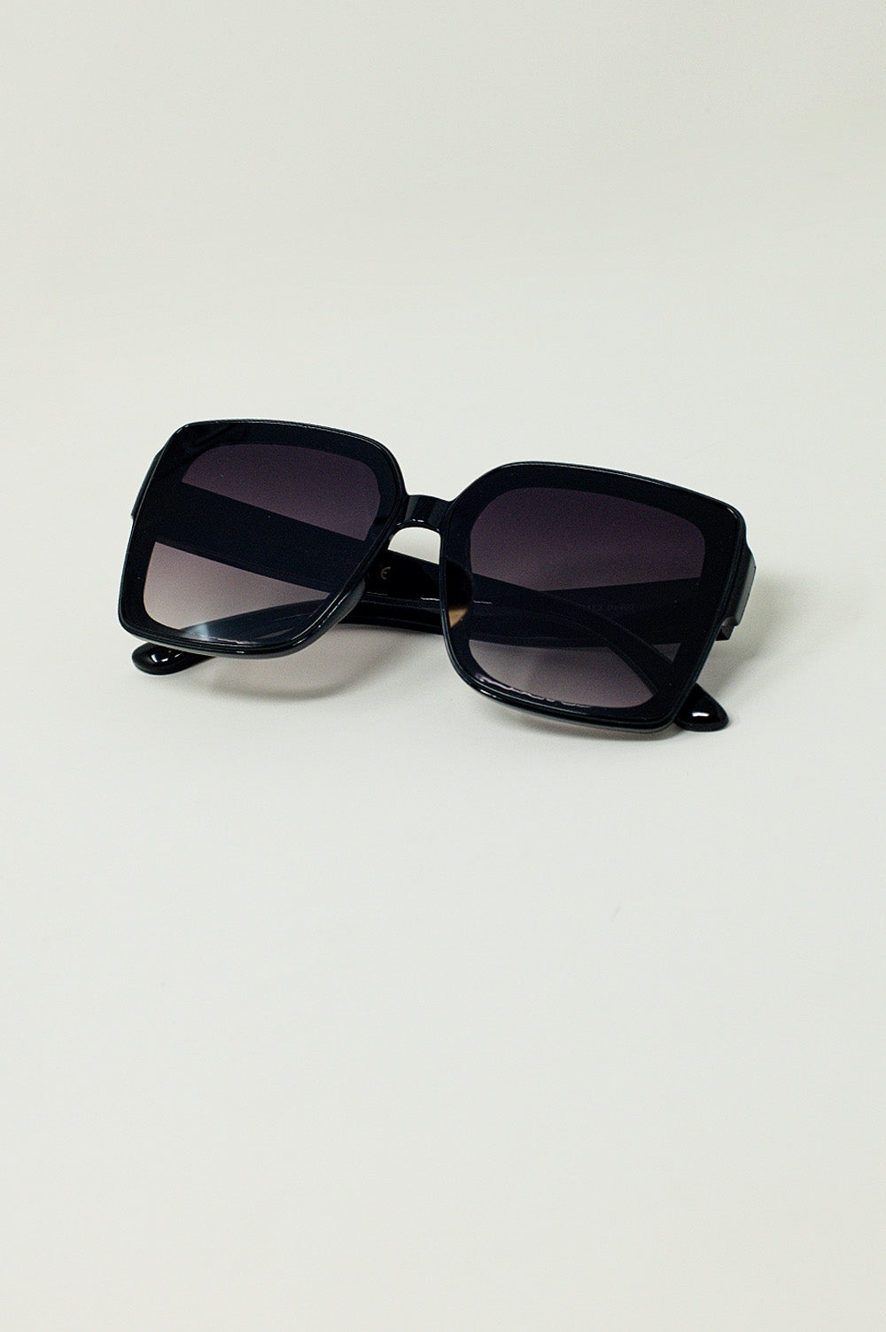 Gafas de sol estilo cuadrado en negro Q2