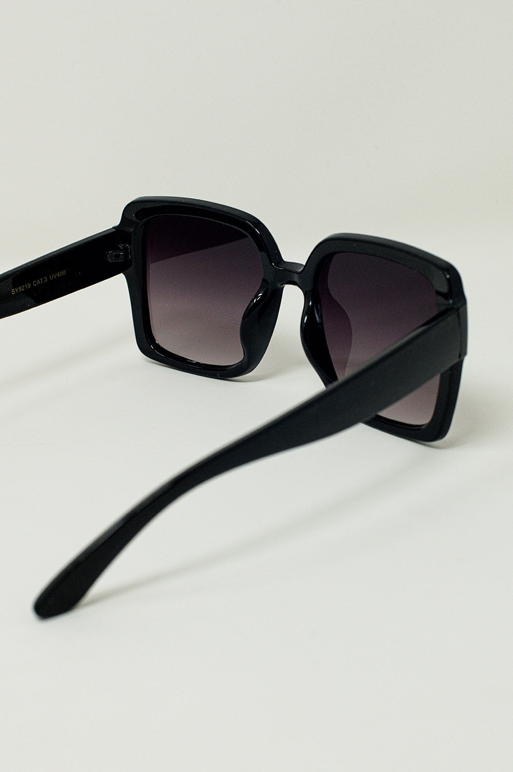 Gafas de sol estilo cuadrado en negro Q2