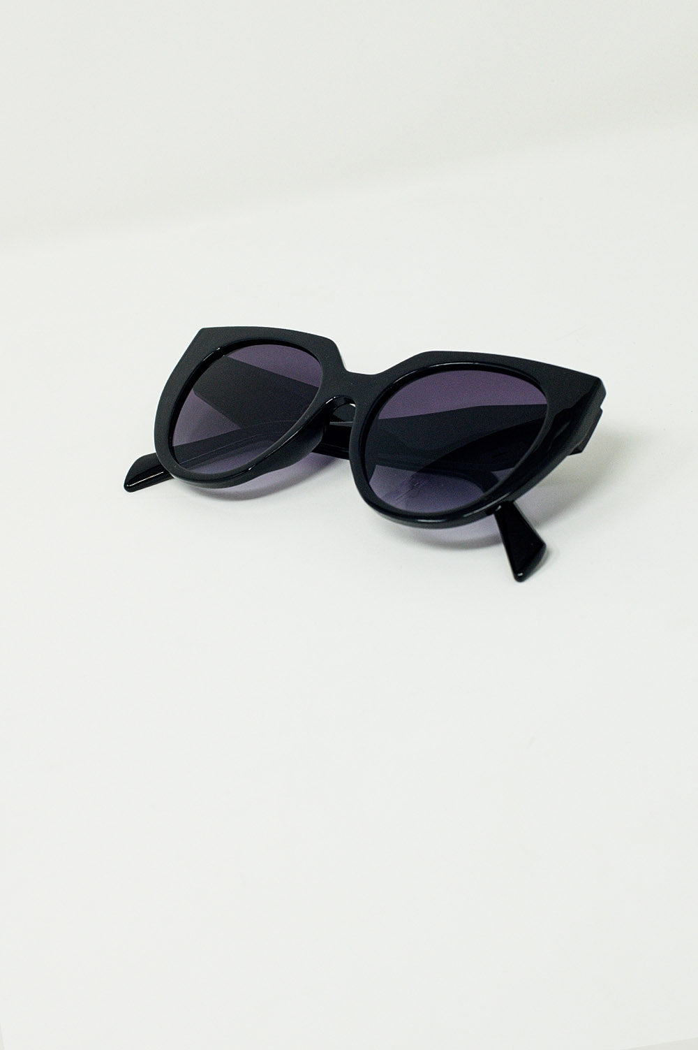 Gafas de sol estilo ojo de gato extragrandes con ribete ancho en negro. Q2