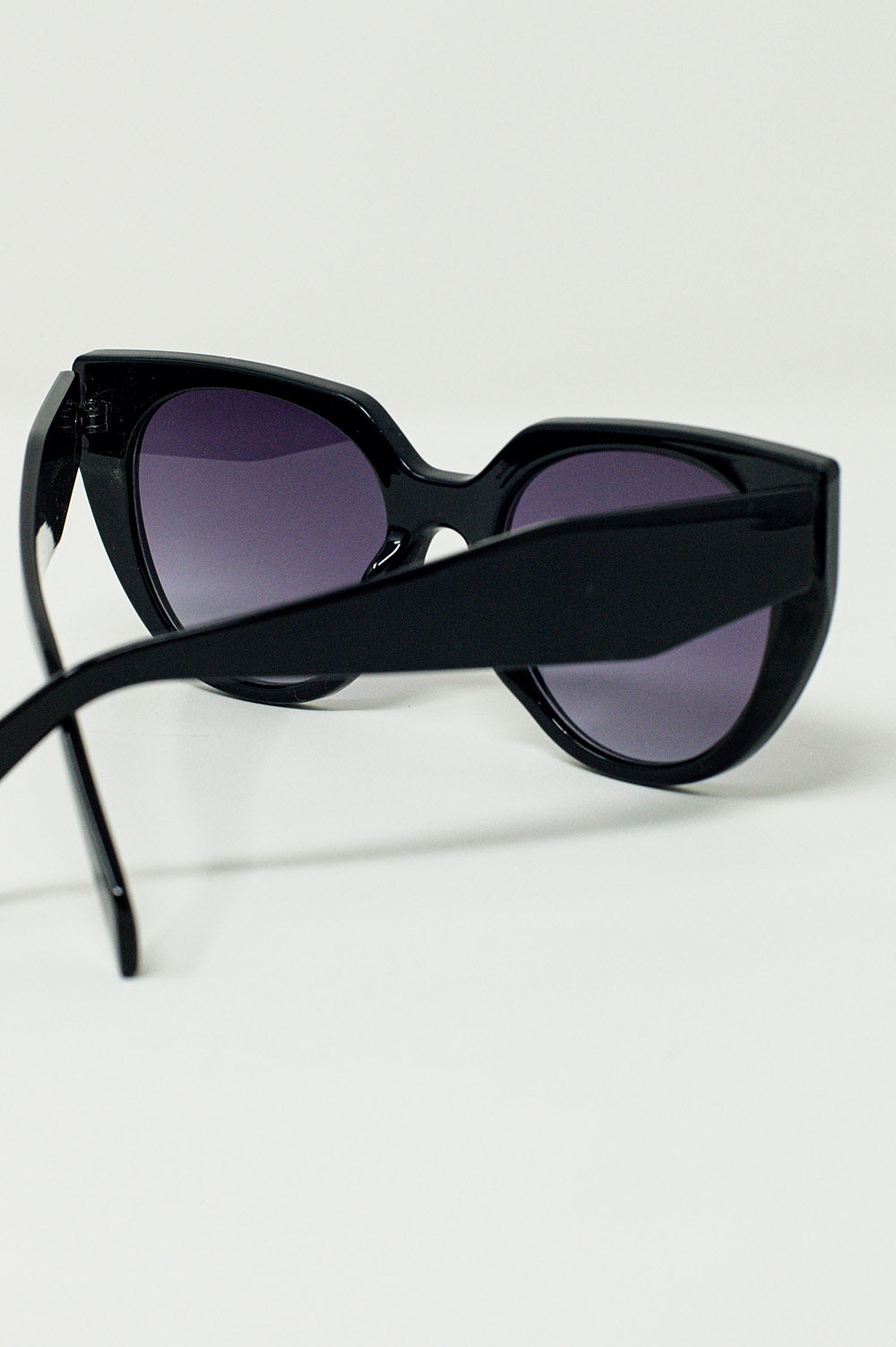 Gafas de sol estilo ojo de gato extragrandes con ribete ancho en negro. Q2