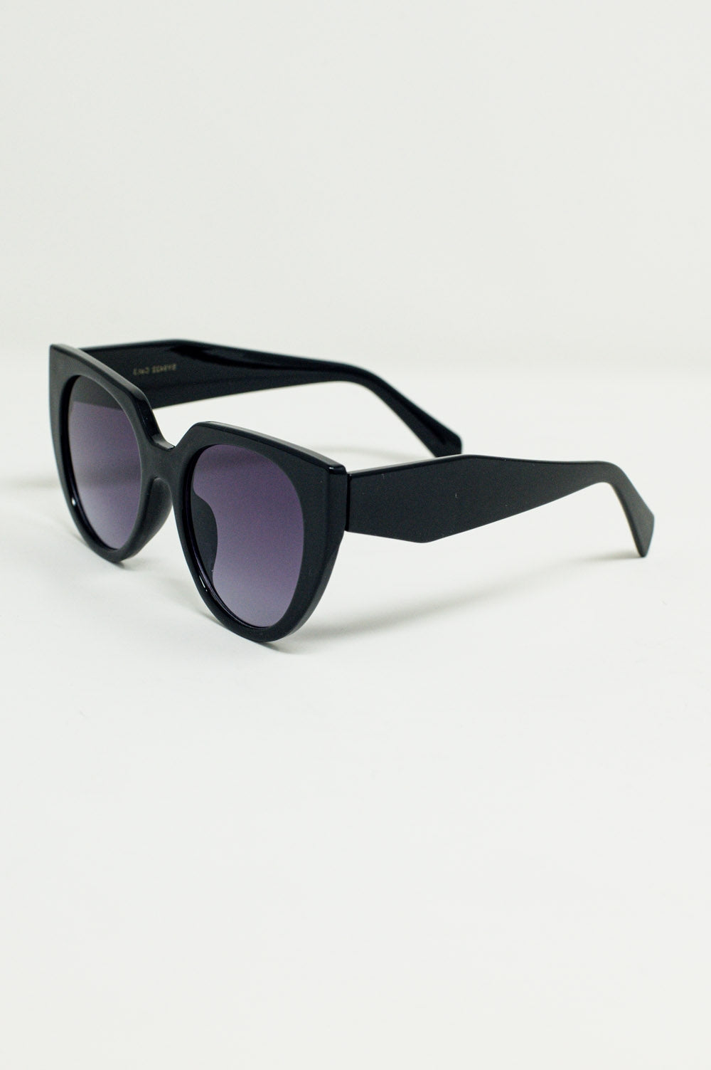Gafas de sol estilo ojo de gato extragrandes con ribete ancho en negro. Q2