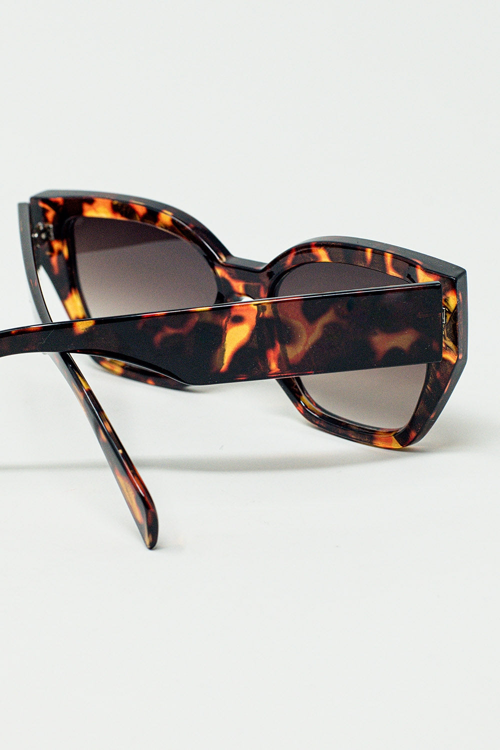 gafas de sol geométricas polarizadas con cristales oscuros degradados y carey Q2