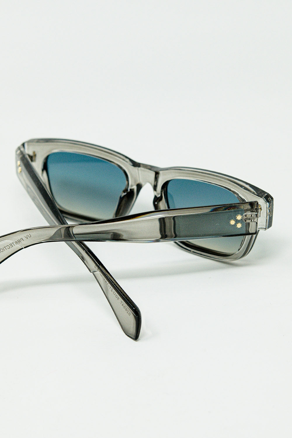 Gafas de sol grises translúcidas con montura ovalada Q2