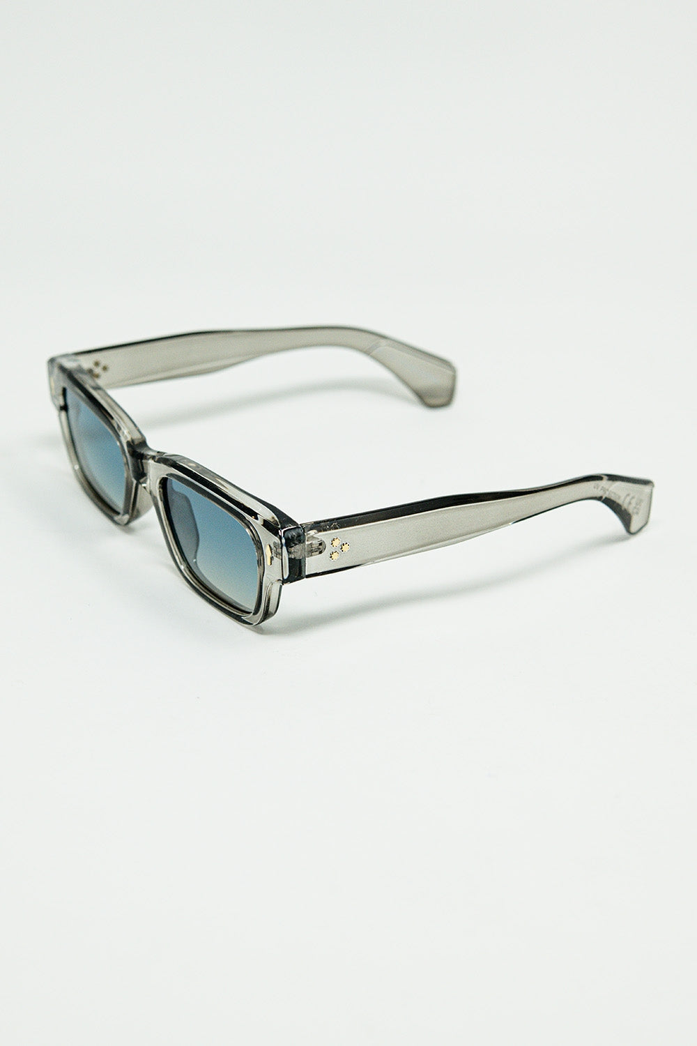 Gafas de sol grises translúcidas con montura ovalada Q2