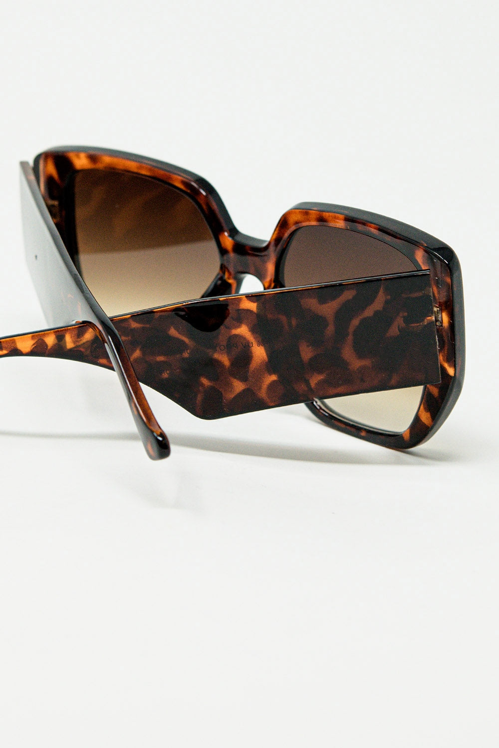 Gafas de sol marrones estilo pin-up con diseño geométrico y ojos de gato Q2