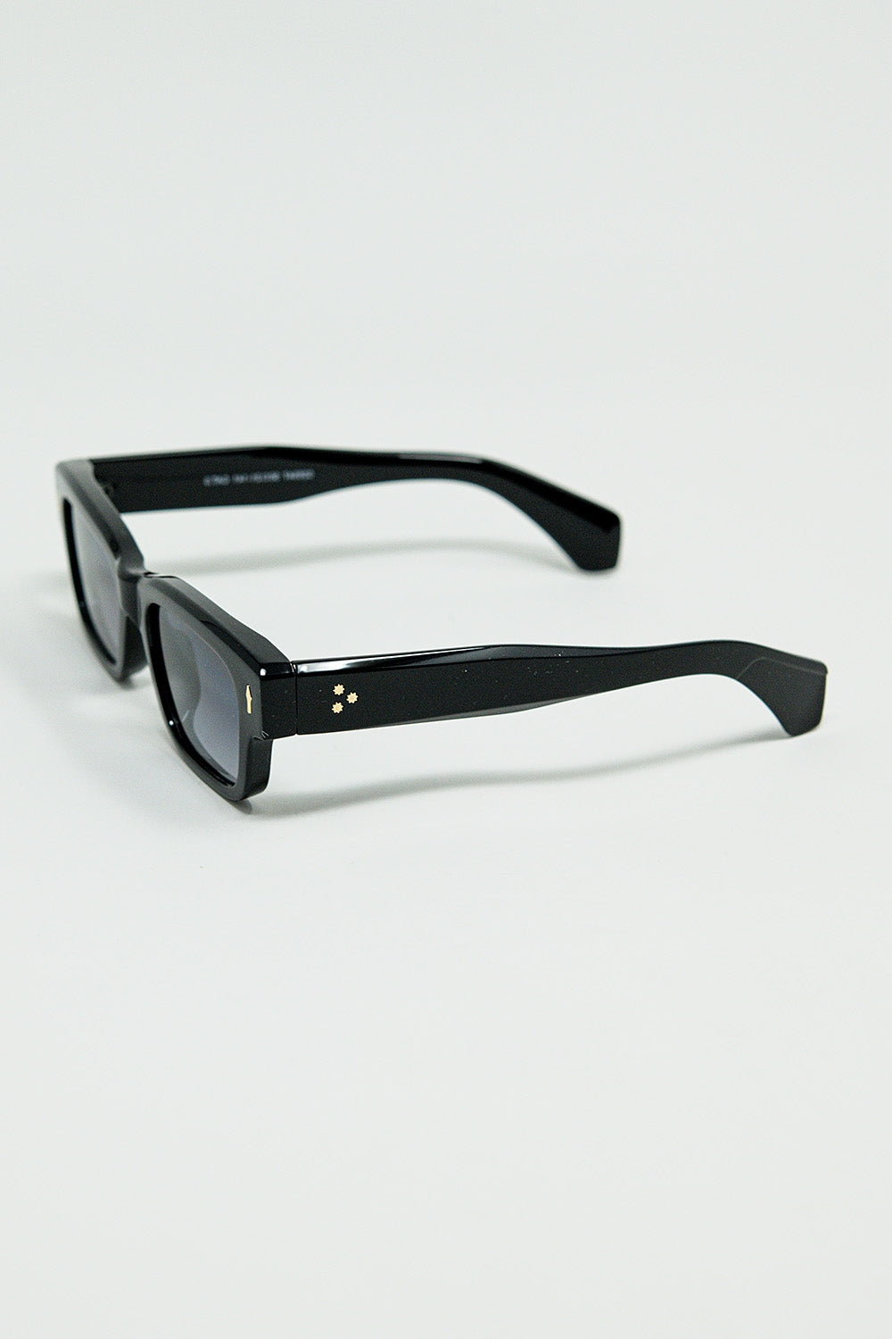Gafas de sol negras con montura ovalada con detalle dorado Q2