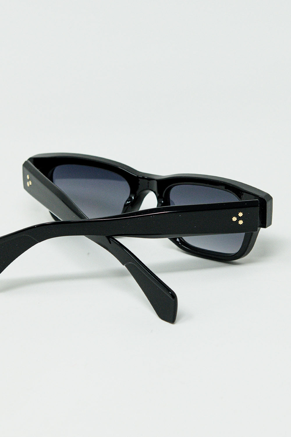Gafas de sol negras con montura ovalada con detalle dorado Q2