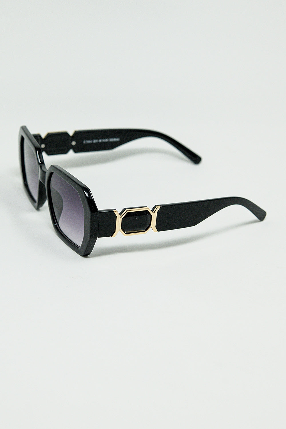 Gafas de sol negras en forma de diamante y detalle dorado Q2