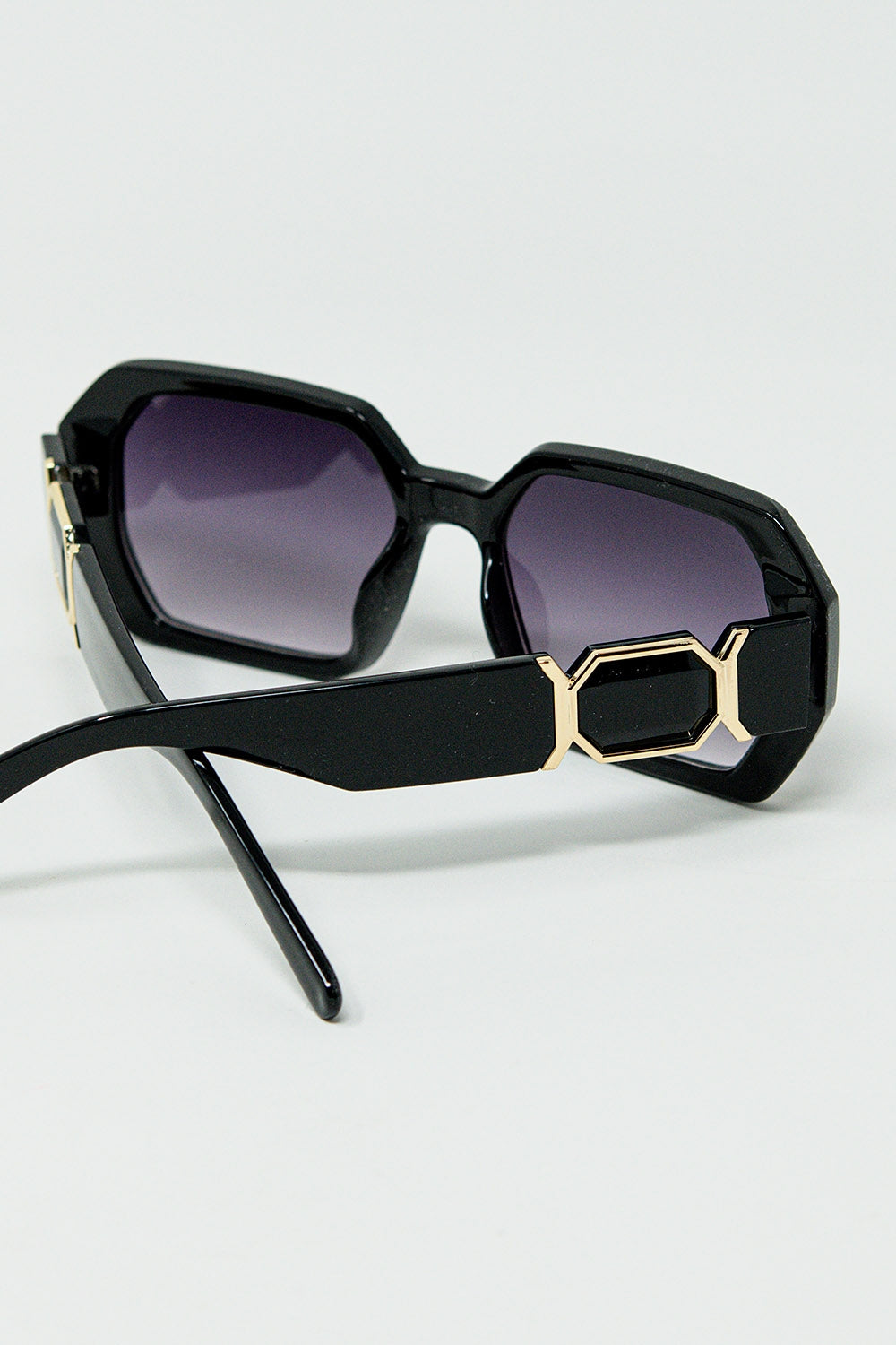 Gafas de sol negras en forma de diamante y detalle dorado Q2