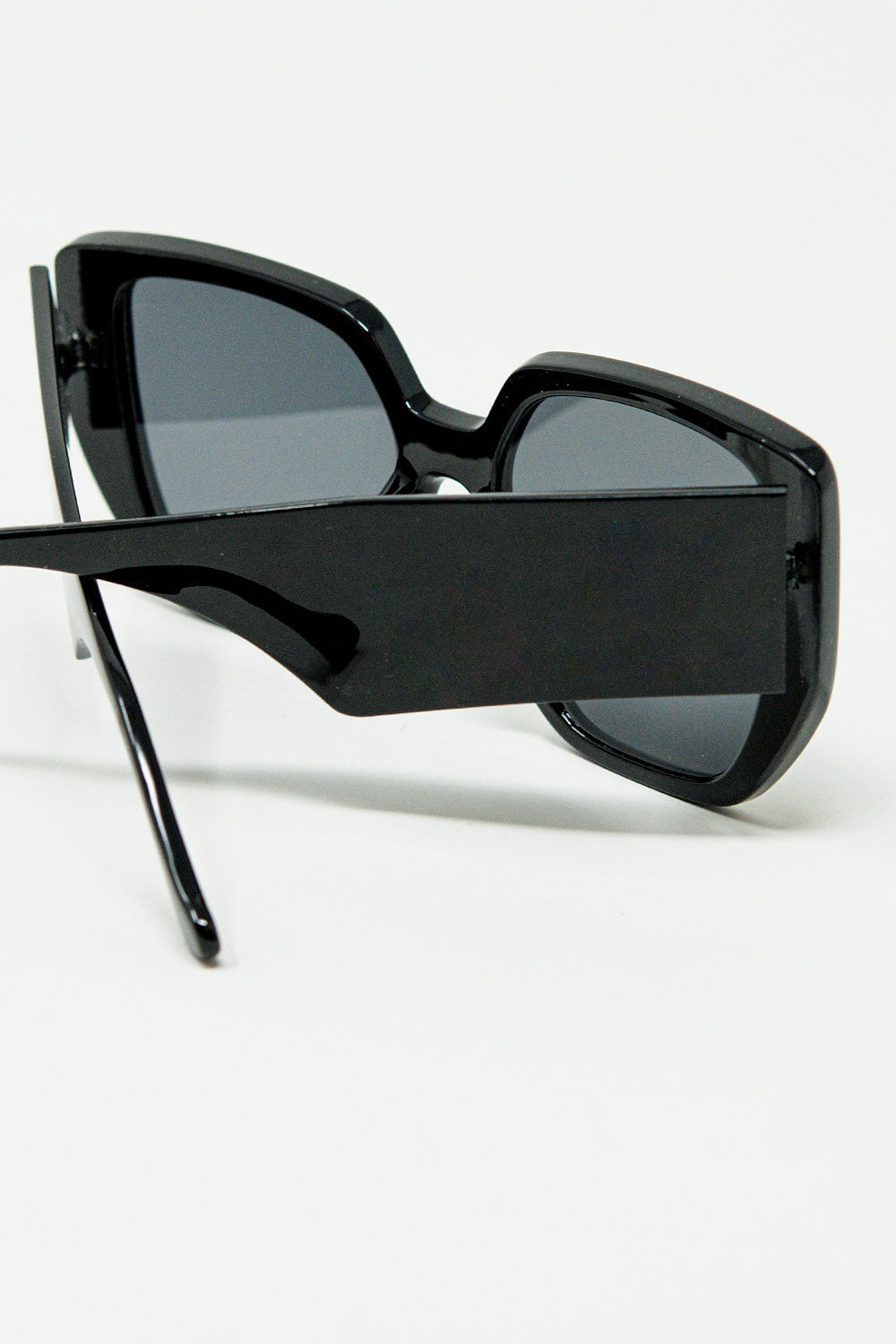 Gafas de sol negras estilo pin-up con diseño geométrico y ojos de gato Q2