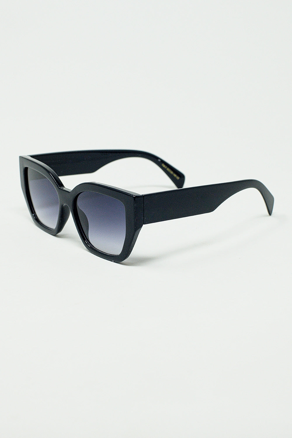 Gafas de sol negras gruesas y geométricas con lentes degradadas Q2