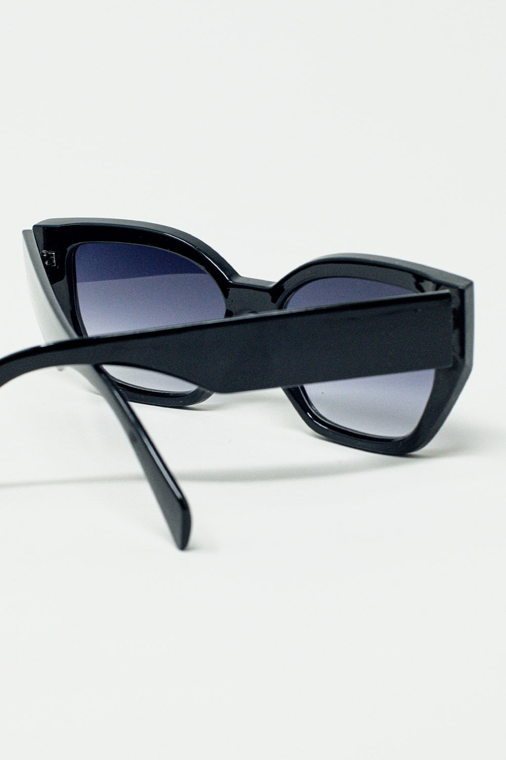 Gafas de sol negras gruesas y geométricas con lentes degradadas Q2