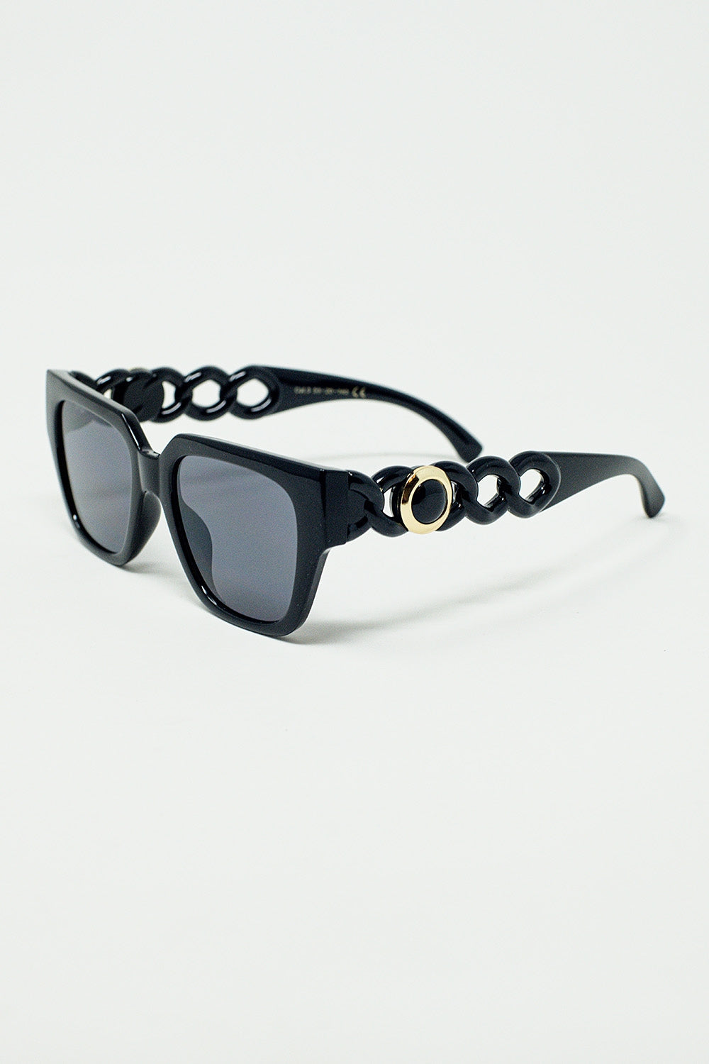 Gafas de sol negras gruesas y geométricas con lentes negras Q2